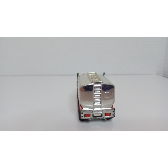 Vintage 1981 Matchbox Peterbilt 1:64 Diecast Getty Red and Silver - Picture 3 of 7